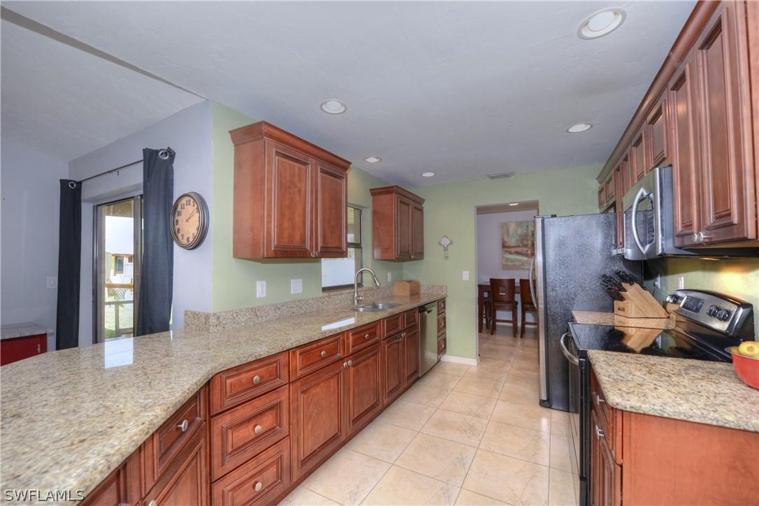 321 NE 9th St., Cape Coral, FL 33909