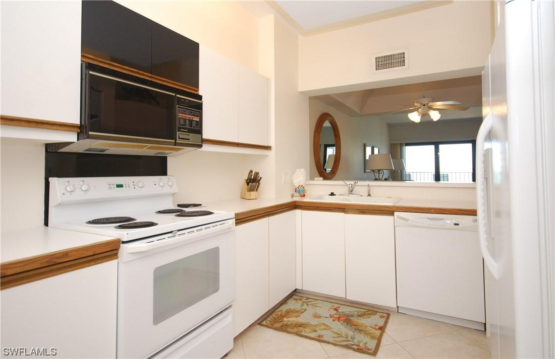 624 La Peninsula Blvd., Naples, FL 34113