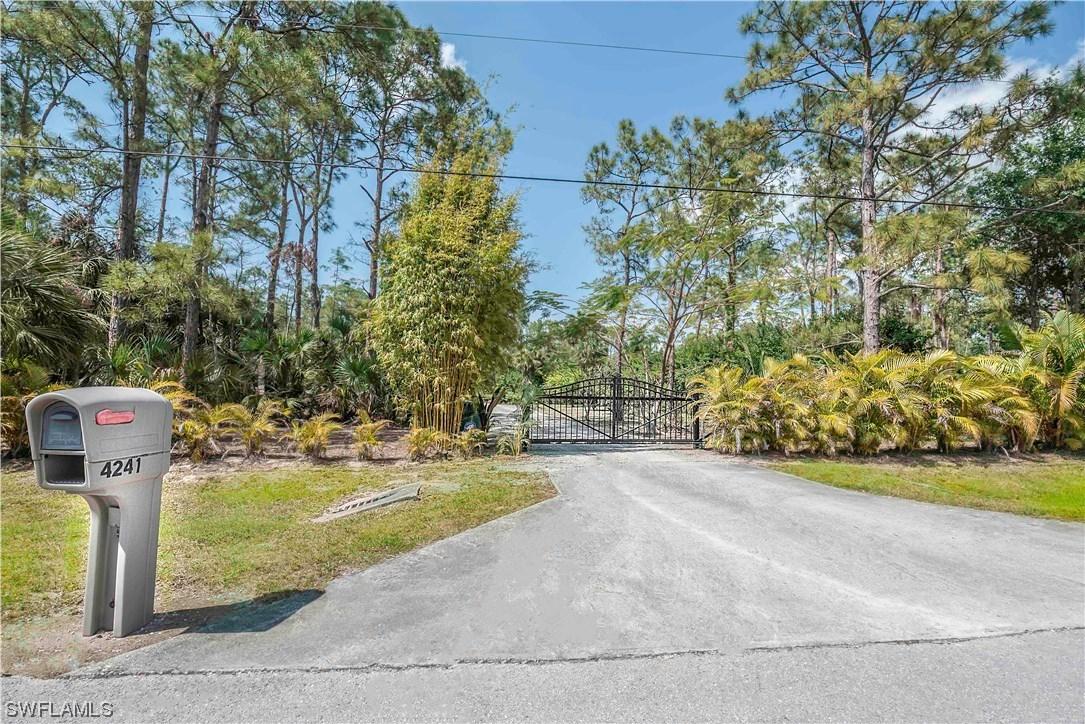 4241 5th Ave., Naples, FL 34119