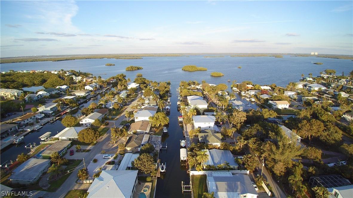 135 Driftwood Ln., Fort Myers Beach, FL 33931