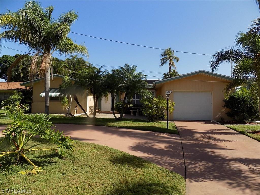 1039 Dolphin Dr., Cape Coral, FL 33904