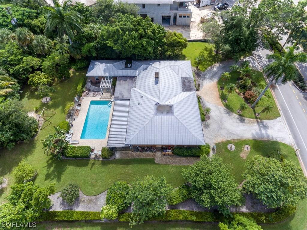 677 Banyan Blvd., Naples, FL 34102