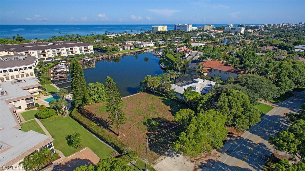 1425 Crayton Rd., Naples, FL 34102