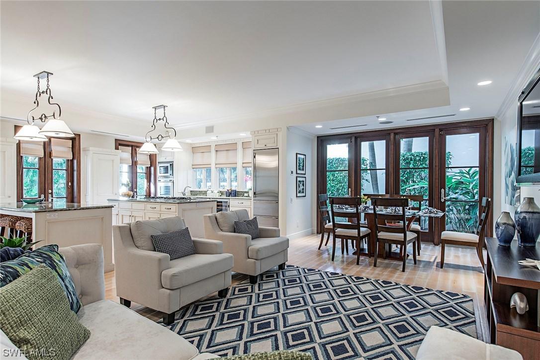 425 3rd Ave., Naples, FL 34102