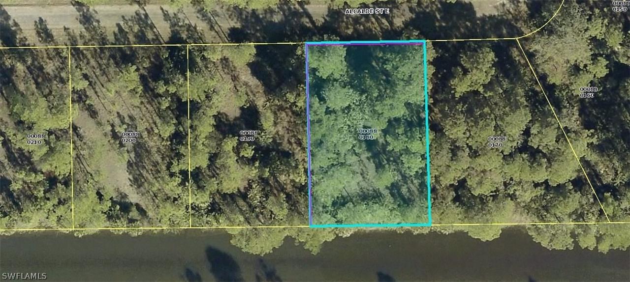 1068 Alcalde St., Lehigh Acres, FL 33974