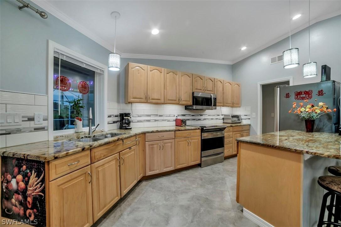 906 SE 17th St., Cape Coral, FL 33990