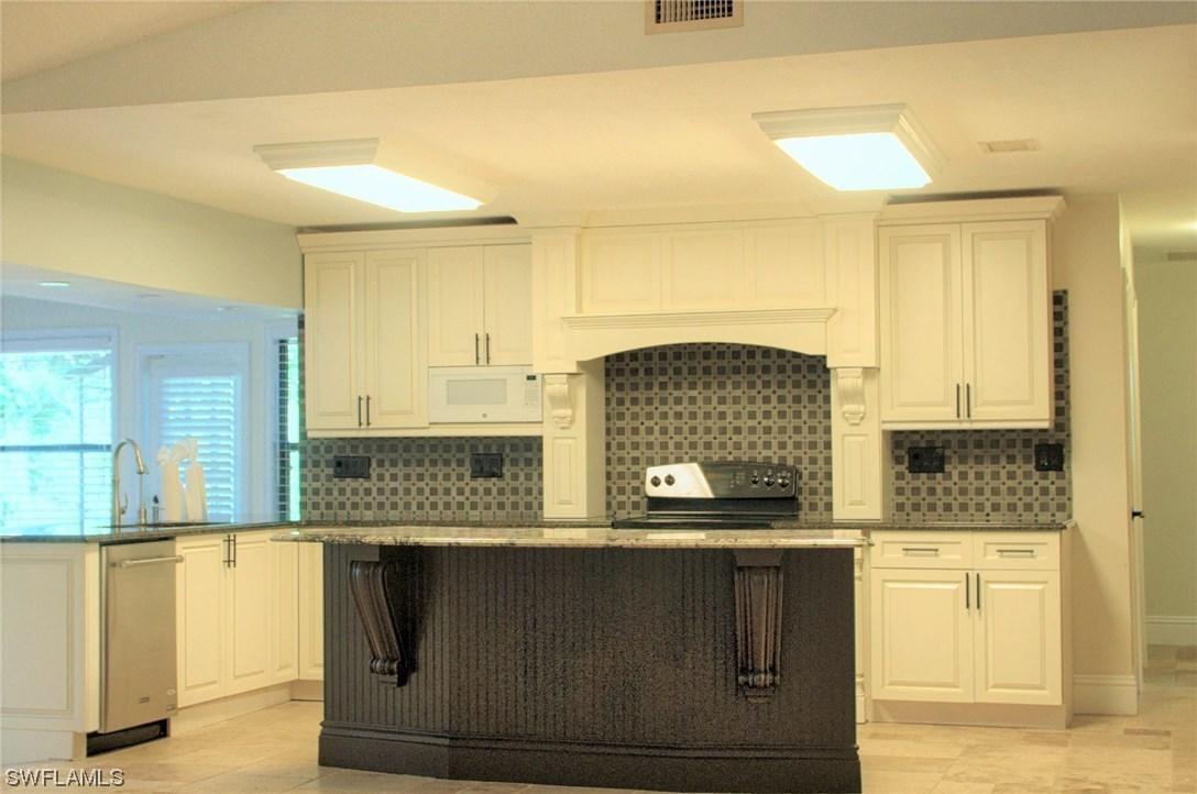 1070 Nottingham Dr., Naples, FL 34109