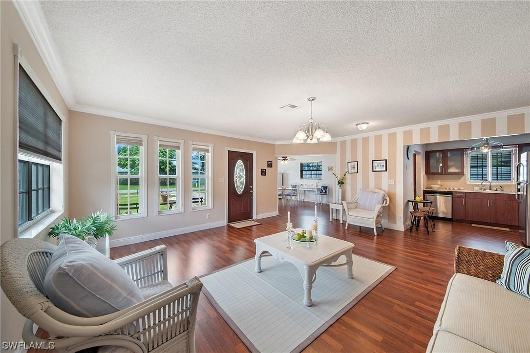 692 96th Ave., Naples, FL 34108