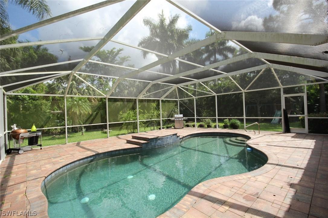 991 Aqua Ln., Fort Myers, FL 33919