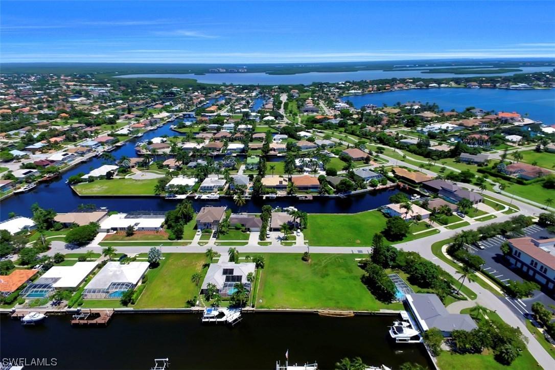 468 Barcelona Ct., Marco Island, FL 34145