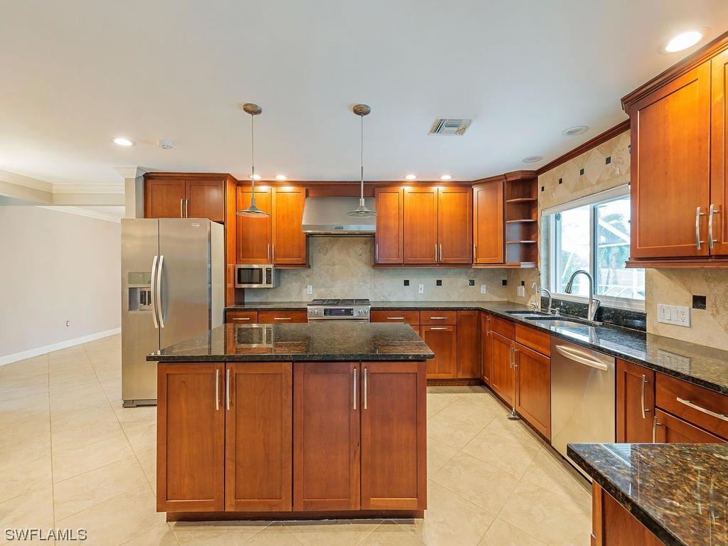 260 Bay Meadows Dr., Naples, FL 34113