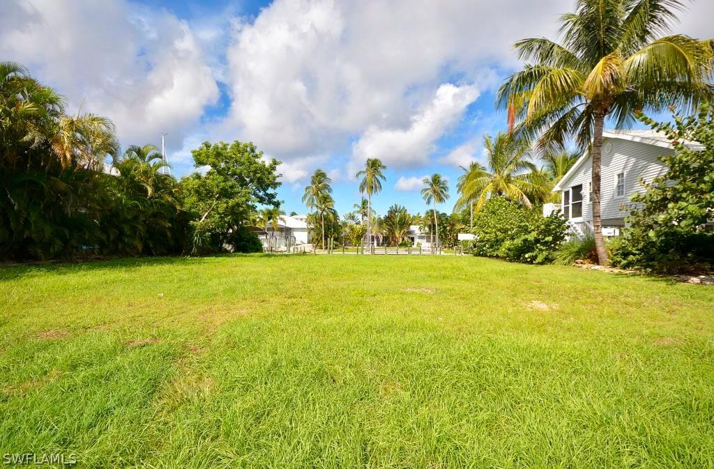 2389 Sapodilla Ln., St. James City, FL 33956