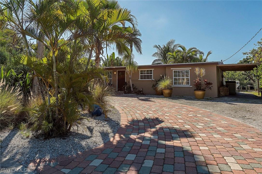 1854 Harbor Ln., Naples, FL 34104