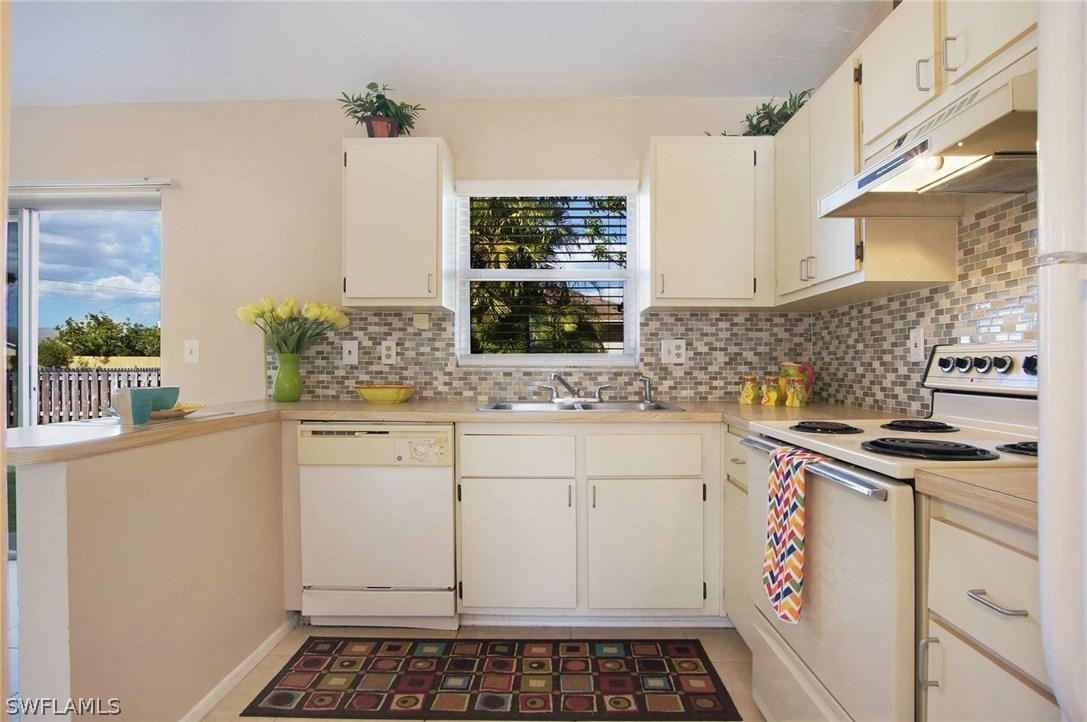 2728 SW Santa Barbara Pl., Cape Coral, FL 33914