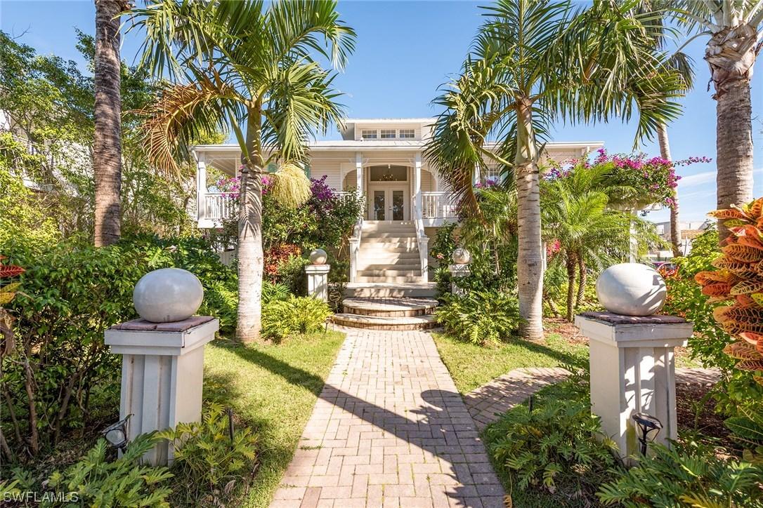 877 7th St., Naples, FL 34102