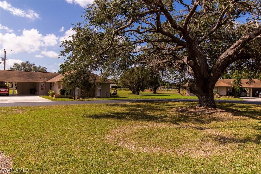 207 Oaklawn Ct., Lehigh Acres, FL 33936