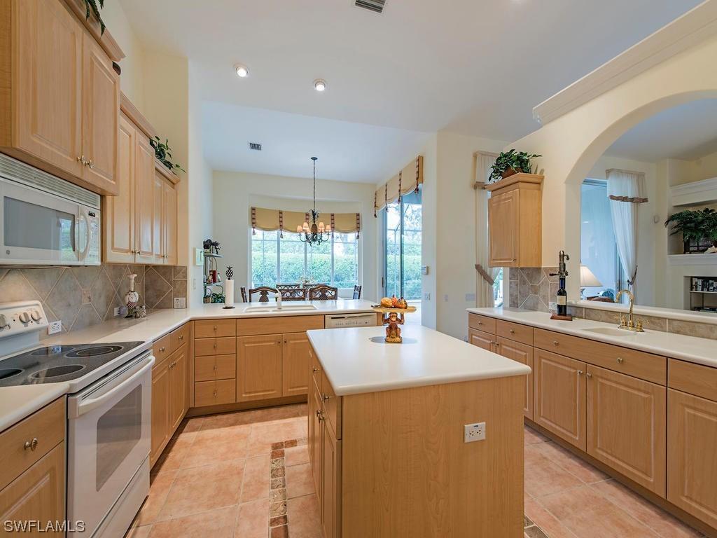 1095 Camelot Cir., Naples, FL 34119