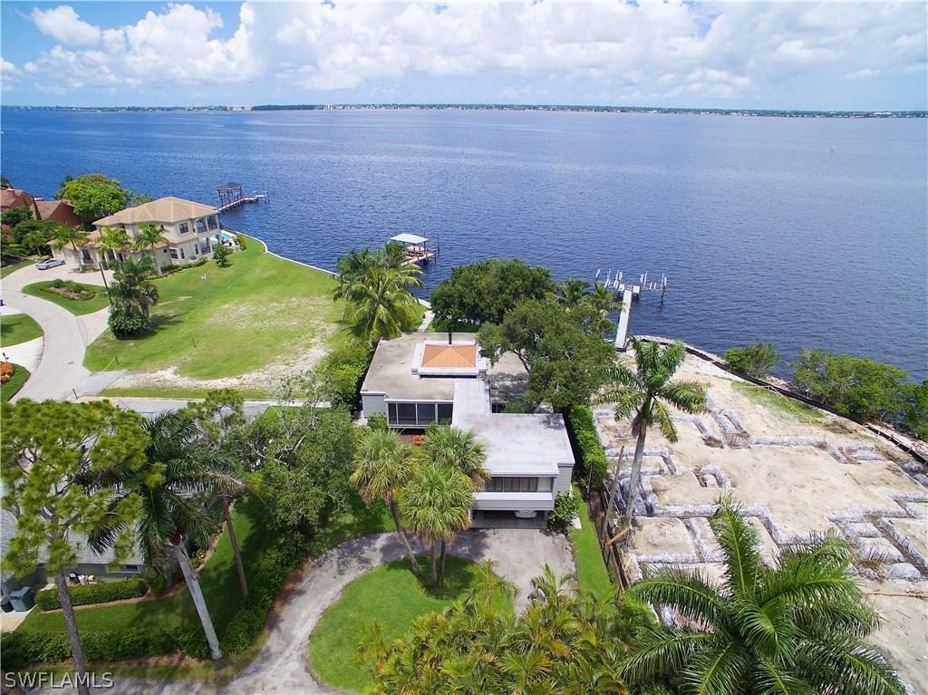 979 Aqua Ln., Fort Myers, FL 33919