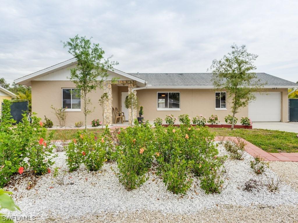 448 Castle Dr., Naples, FL 34119