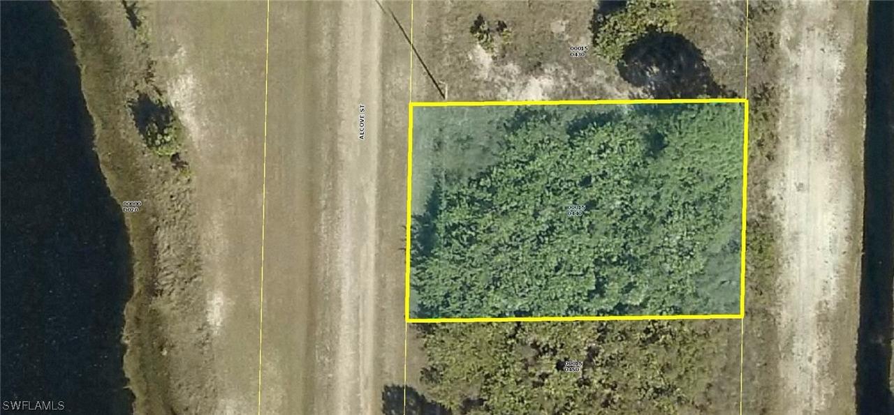 1041 Alcove St., Lehigh Acres, FL 33974