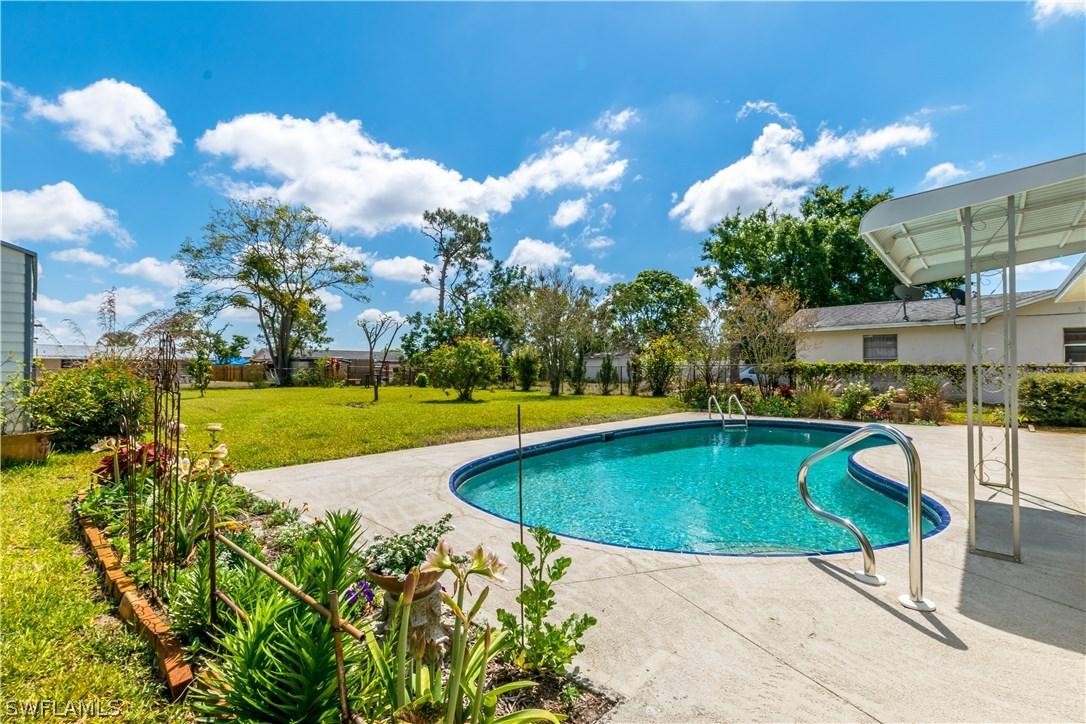 425 Cactus Cir., Lehigh Acres, FL 33936