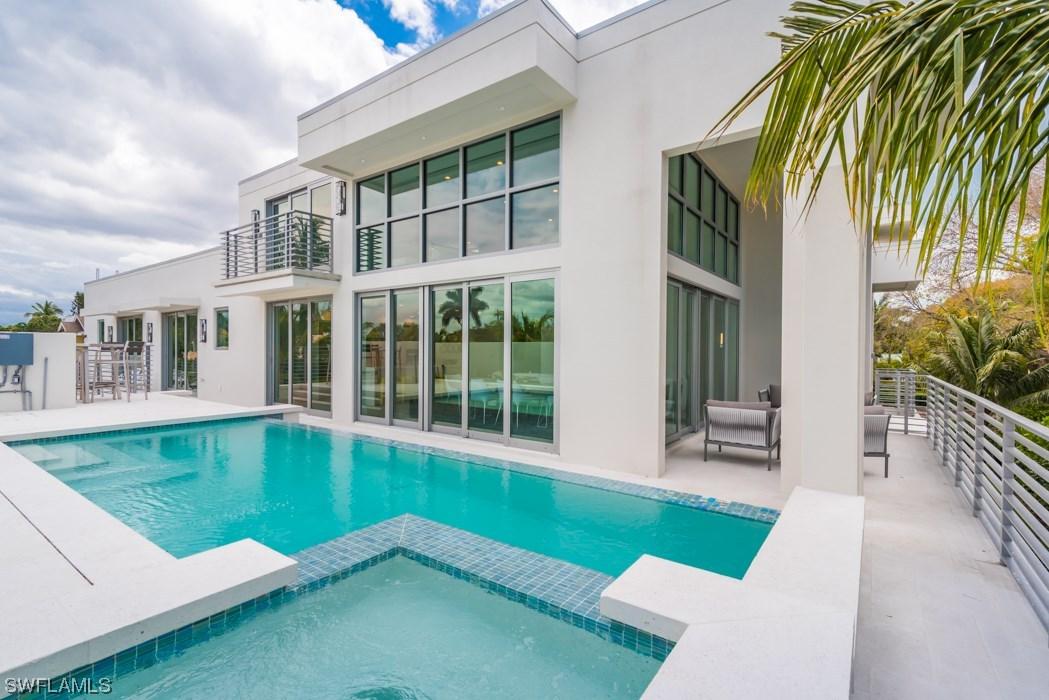 325 Banyan Blvd., Naples, FL 34102