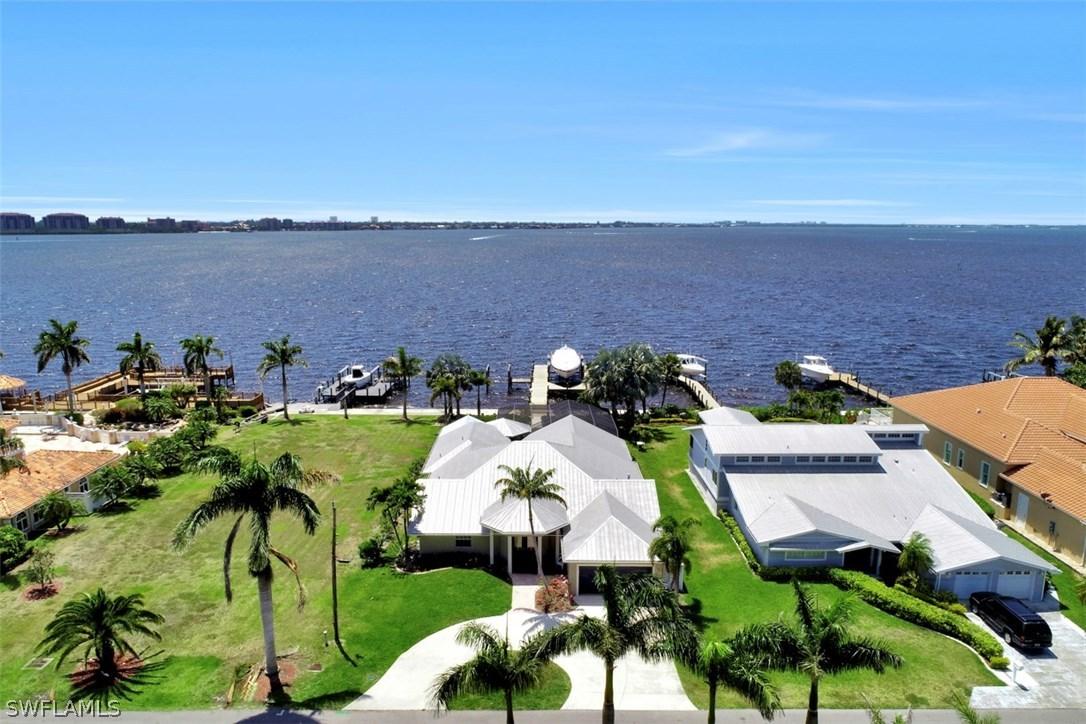 1040 Dolphin Dr., Cape Coral, FL 33904