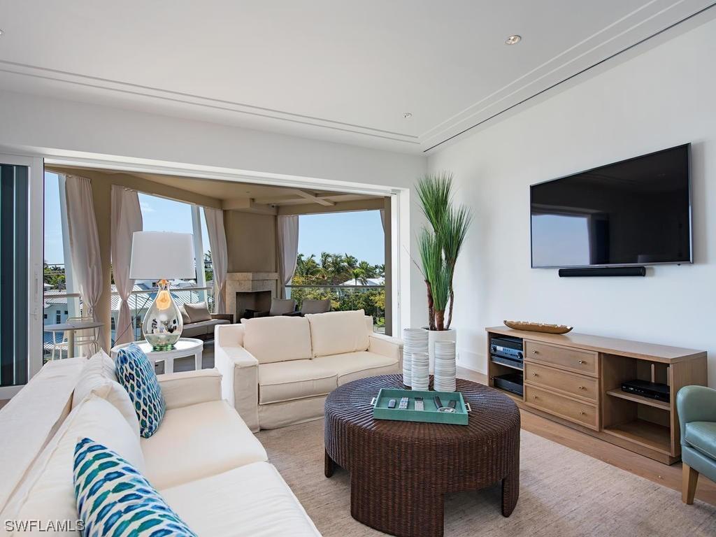 382 12th Ave. #302, Naples, FL 34102