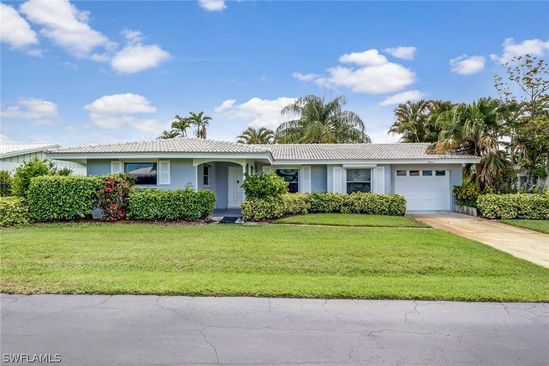 11 Lanai Cir., Naples, FL 34112