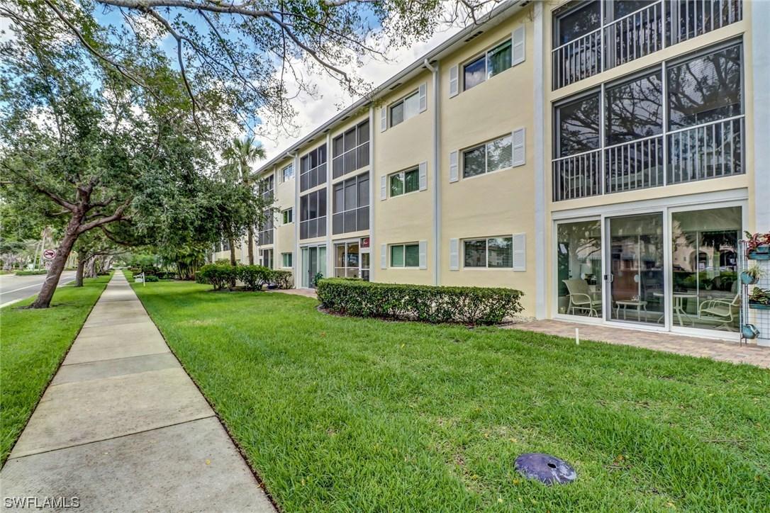 220 Banyan Blvd., Naples, FL 34102