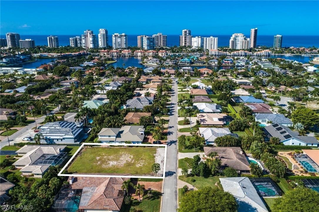 562 Pine Grove Ln., Naples, FL 34103