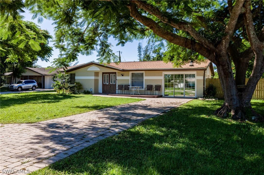 924 Entrada Dr., Fort Myers, FL 33919