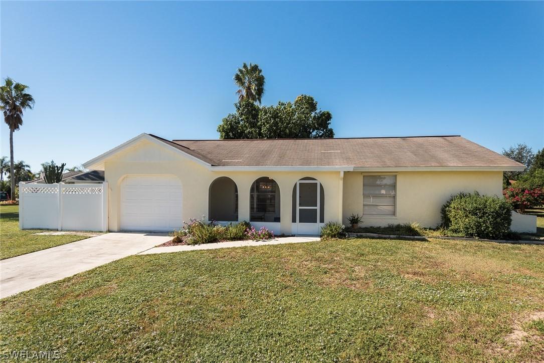 27 Burrstone Ave., Lehigh Acres, FL 33936