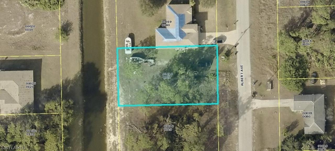 905 Albert Ave., Lehigh Acres, FL 33971