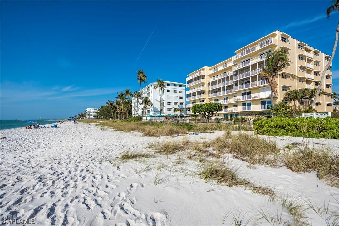 1977 Gulf Shore Blvd. #201, Naples, FL 34102