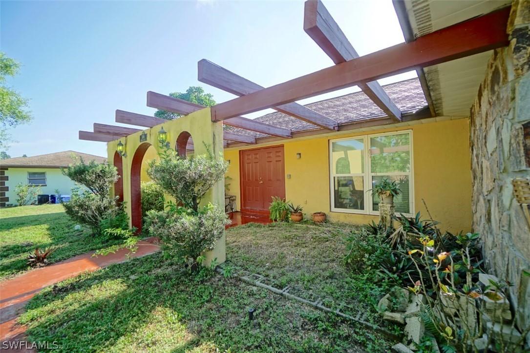 306 Maple Ave., Lehigh Acres, FL 33936