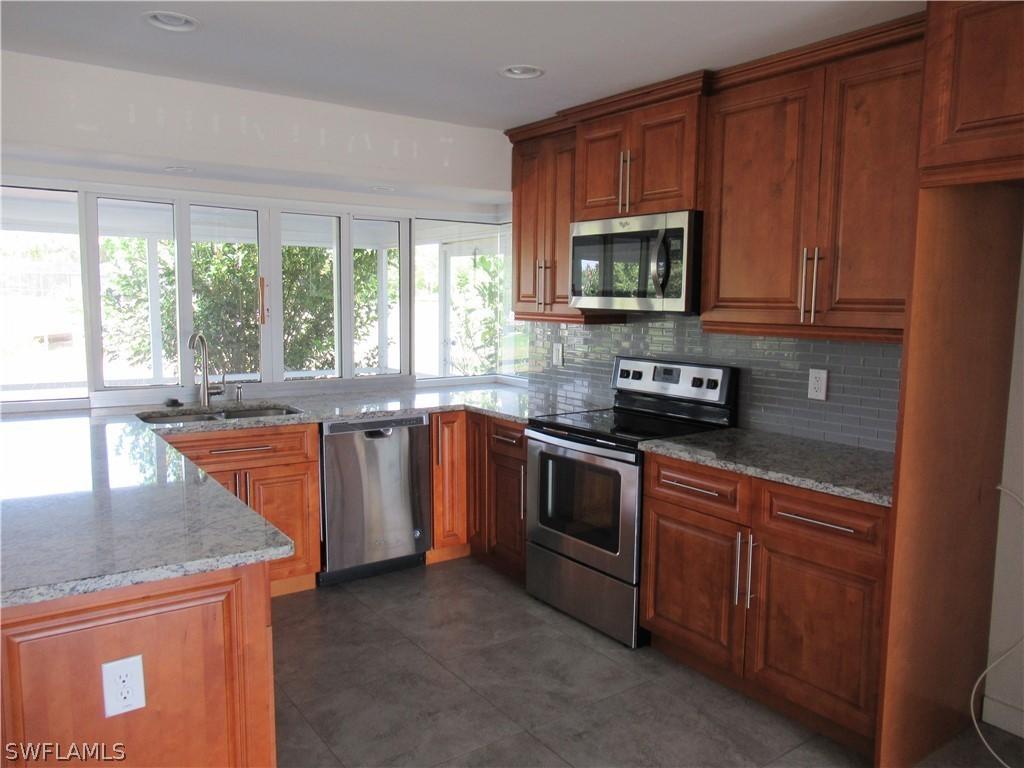 607 SE 34th Ter., Cape Coral, FL 33904