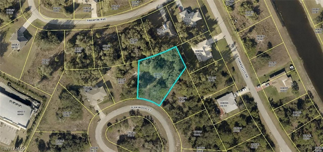 113 Teakwood Ct., Lehigh Acres, FL 33974