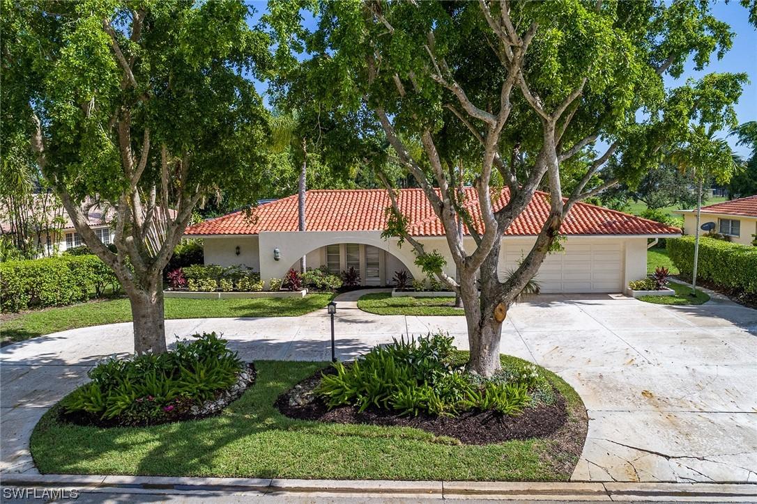 565 Whispering Pine Ln., Naples, FL 34103