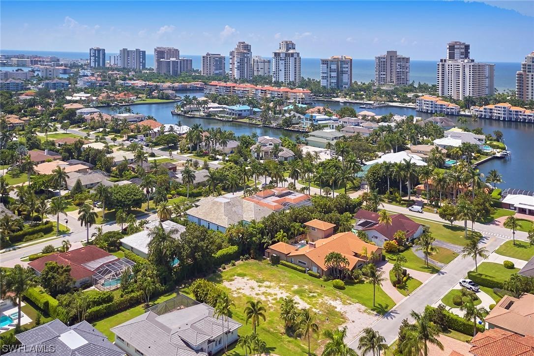 524 Parkwood Ln., Naples, FL 34103