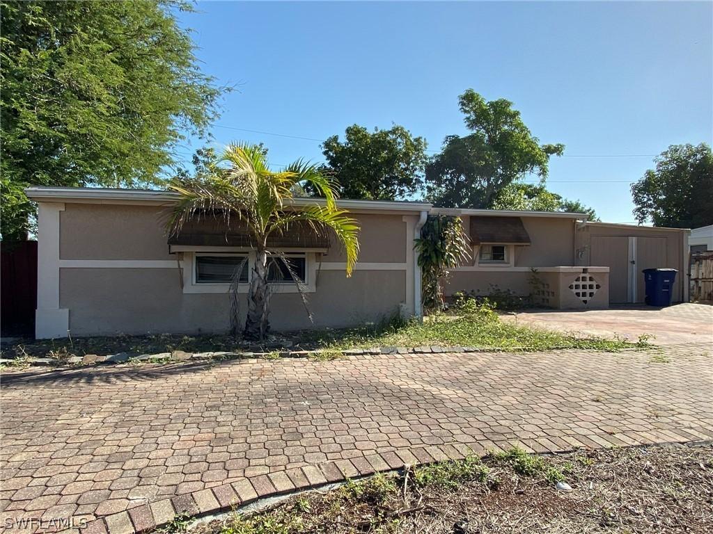 116 Apache St., Lehigh Acres, FL 33936