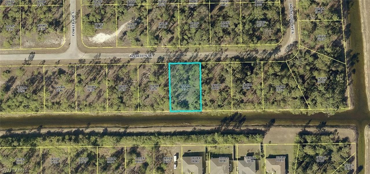 1064 Alcalde St., Lehigh Acres, FL 33974
