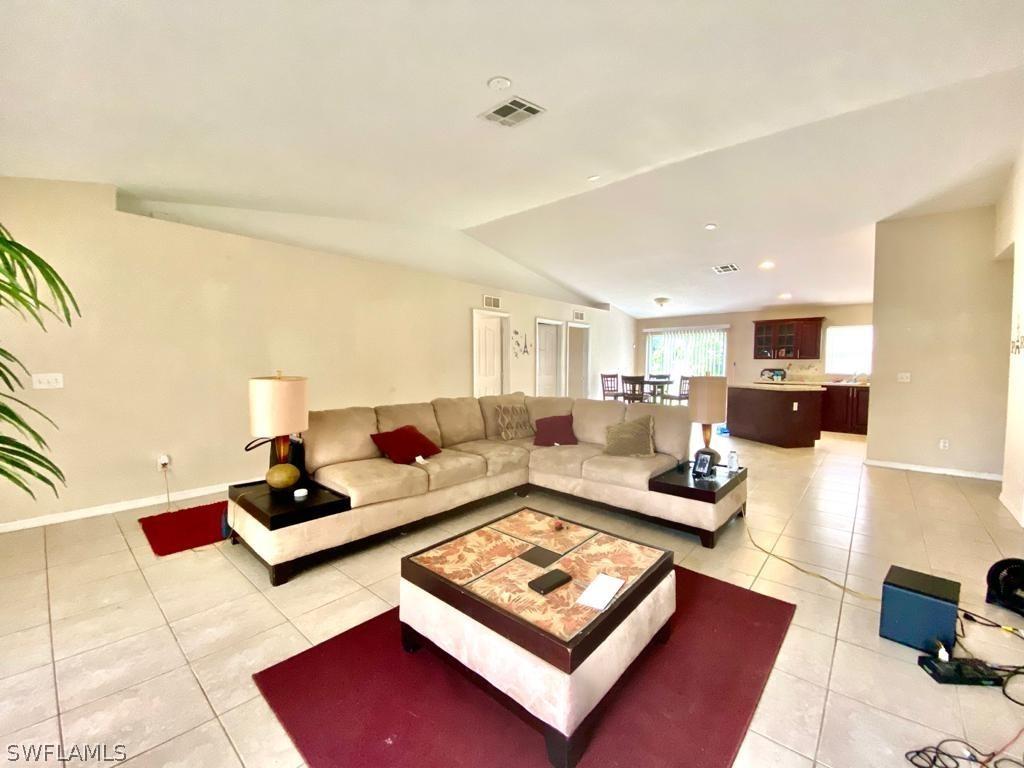 542 NE 7th Ter., Cape Coral, FL 33909