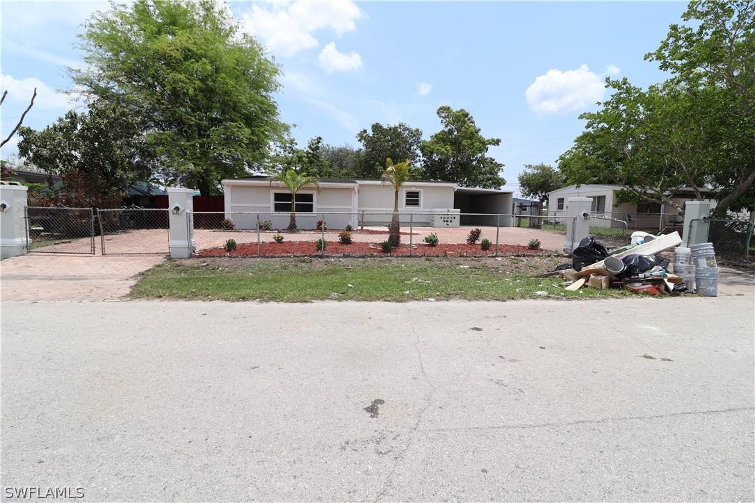 116 Apache St., Lehigh Acres, FL 33936