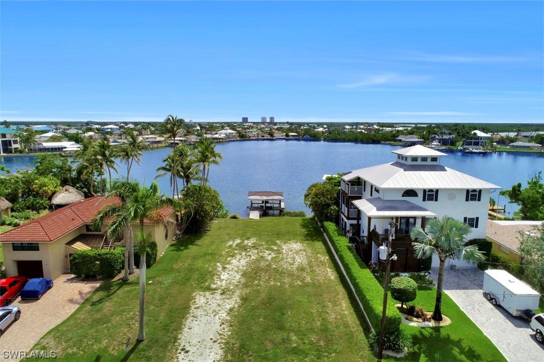 62 Dolphin Cir., Naples, FL 34113