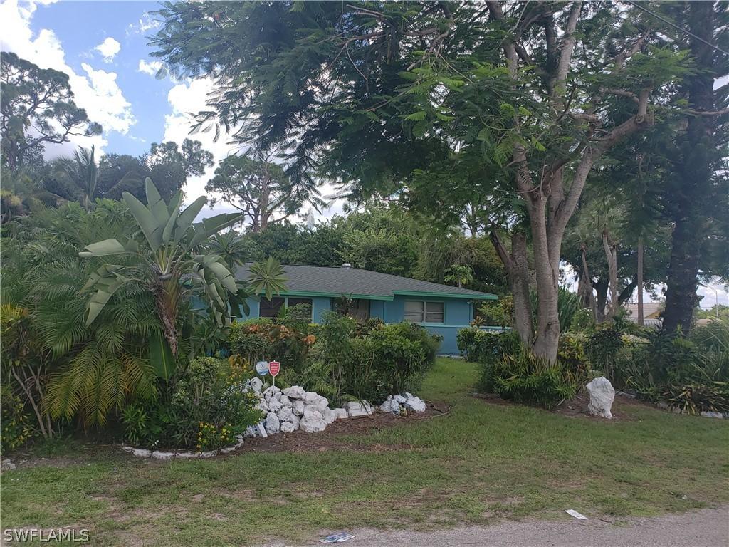 27 Highland Ave., Lehigh Acres, FL 33936