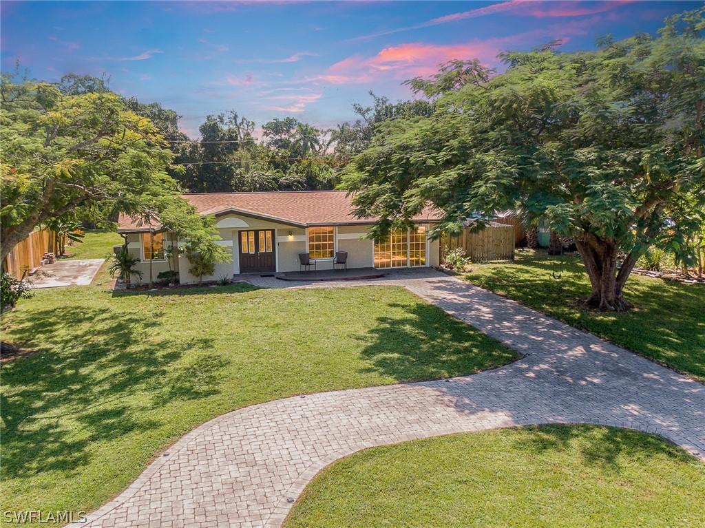 924 Entrada Dr., Fort Myers, FL 33919