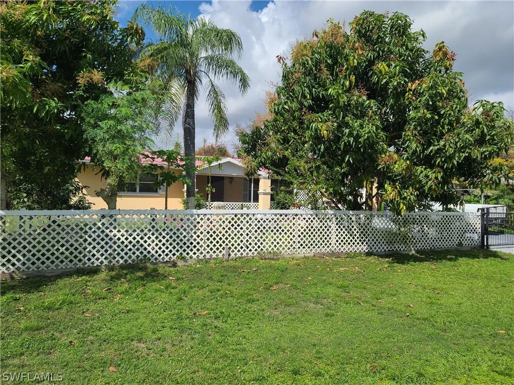 320 Grovewood Ave., Lehigh Acres, FL 33936