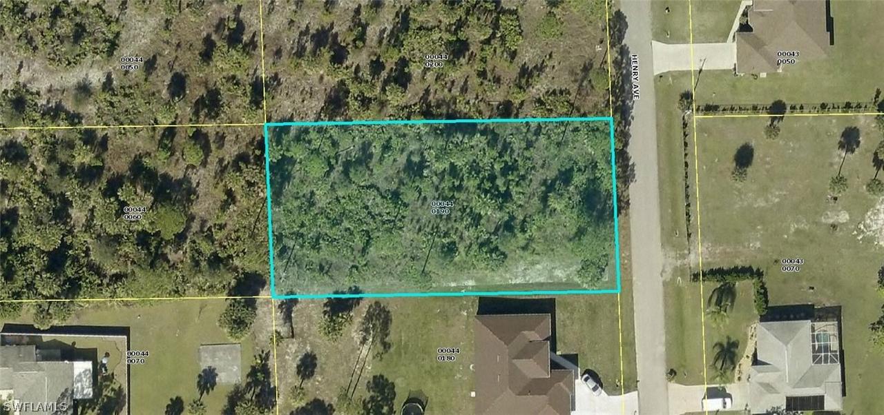 713 Henry Ave., Lehigh Acres, FL 33972