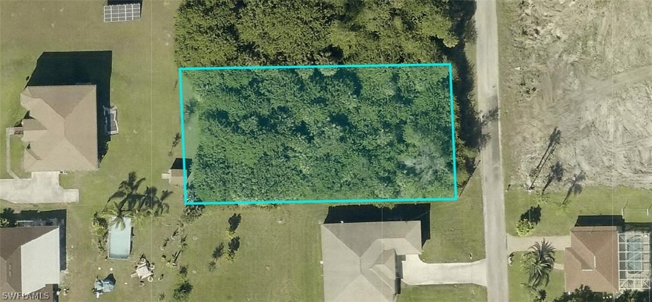 607 Poinsettia Ave., Lehigh Acres, FL 33972